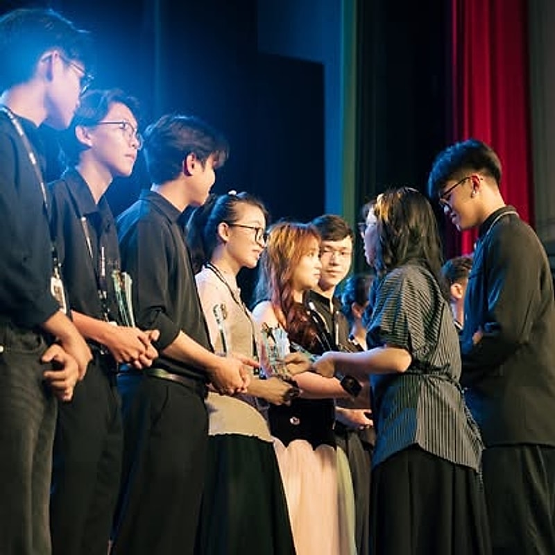 Lễ trao thưởng và chúc mừng học viên trên sân khấu
