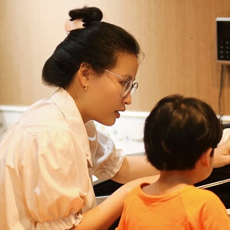 Giáo viên hướng dẫn học viên nhỏ tuổi