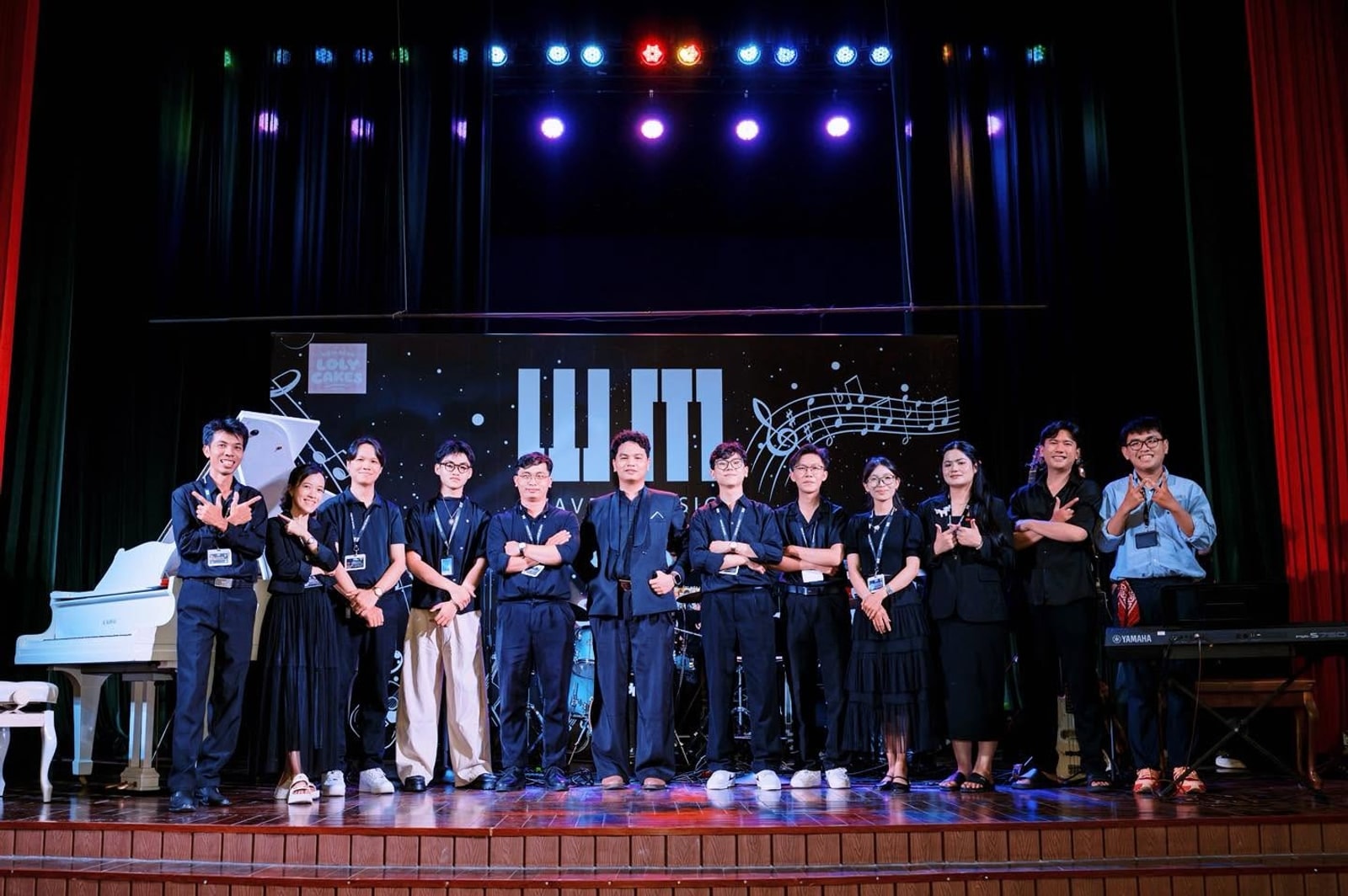 Đội ngũ giáo viên và nhân sự Wave Music trên sân khấu