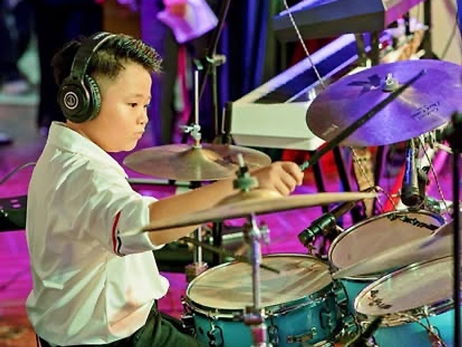 Học viên chơi trống