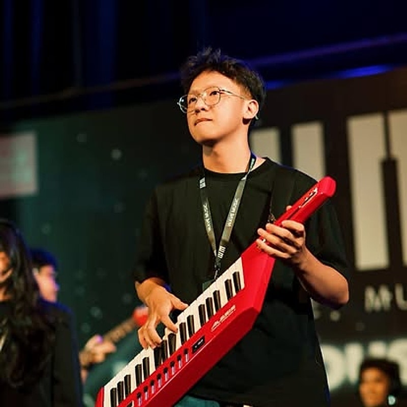 Học viên chơi keytar trên sân khấu